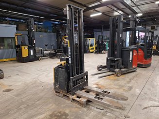 Gerbeur accompagnant Caterpillar NSP16N - 1
