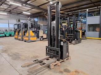 Gerbeur accompagnant Caterpillar NSP16N - 1